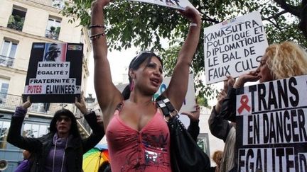 Des prostitués manifestent samedi 7 juillet à Paris contre Najat Vallaud-Belkacem. (ANA AREVALO / AFP)