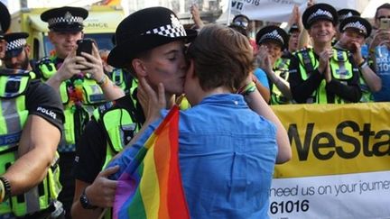 Une policière et son amie se promettent en mariage en pleine parade&nbsp;de la Gay Pride à Londres, le 8 juillet 2017. (TWITTER)