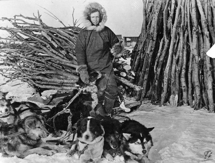 Joseph Bernard avec ses chiens, St Mary's Igloo, 1910&nbsp; (© O.P.M.)