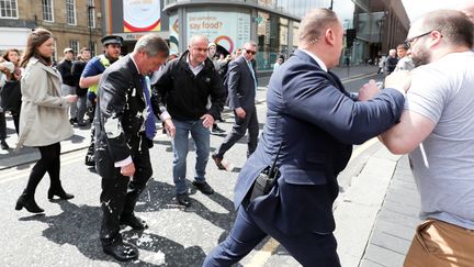 Le leader du Parti du Brexit, Nigel Farage, a été visé par un lancer de milk-shake lors de son arrivée à un rassemblement à Newcastle (Royaume-Uni), lundi 20 mai 2019. (SCOTT HEPPELL / REUTERS)