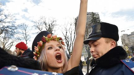 Militantes pour la défense des femmes dans le monde, les Femen sont aussi des activistes en faveur des droits des homosexuels. Déterminées à combattre l'homophobie y compris et surtout dans le pays où leur mouvement est né, elles ont manifesté les seins nus et aux cris de «A bas l'homophobie» et «In gay we trust» devant le siège du parlement à Kiev. Elles ont aussitôt été interpellées par la police ukrainienne (AFP PHOTO / SERGEI SUPINSKY)