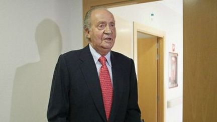 Le roi d'Espagne, Juan Carlos, quittant l'hôpital San José à Madrid, le 18 avril 2012, après s'être fracturé la hanche au Botswana. (AFP - Paco Combos POOL )