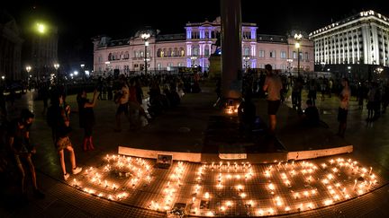 Le peuple argentin pleure Diego Maradona et lui rend hommage devant le palais présidentiel à Buenos Aires (FERNANDO GENS / DPA)