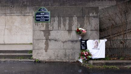 Des tee-shirts portant des messages d'hommage à Cédric Chouviat déposés sur le lieu de sa mort, à Paris, le 3 janvier 2022, deux ans jour pour jour après les faits. (ANTOINE MERMET / HANS LUCAS / AFP)