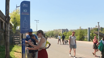 La France est en proie à un pic de chaleur qui a atteint 34°C à Paris, dimanche 25 juin. La population tente de s'adapter, mais s'inquiète de ces fortes chaleurs et de l'ampleur que le phénomène pourrait prendre dans les années à venir. (franceinfo)