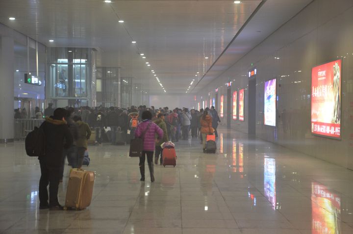 La gare de Shijiazhuang (Chine), le 18 janvier 2014. (THOMAS BAIETTO / FRANCETV INFO)