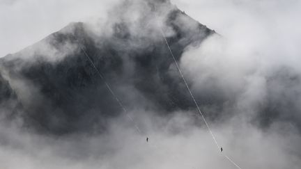 Les athl&egrave;tes &eacute;voluent &agrave; 100 m&egrave;tres au-dessus du vide. Il faut de grandes qualit&eacute;s de concentration pour parcourir les sangles de 2,5 centim&egrave;tres de large. (FABRICE COFFRINI / AFP)