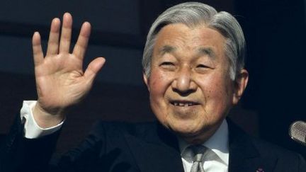 L'empereur japonais Akihito, 83 ans, sur le balcon du Palais Impérial à Tokyo, salue la foule à l'occasion de son discours de nouvelle année 2017. &nbsp; (TOSHIFUMI KITAMURA / AFP)