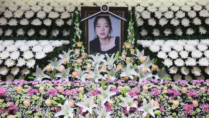 Hommage à la star de la K-pop Goo Hara à l'hôpital à Séoul après qu'elle a été retrouvée morte (25 novembre2019). La police sud-coréenne envisage la possibilité d'un suicide (STR / DONG-A ILBO)