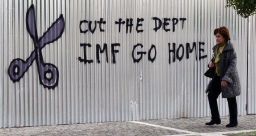 Athènes (Grèce), janvier 2015. Slogans contre la dette et le FMI dans une rue.  (AFP PHOTO/LOUISA GOULIAMAKI)