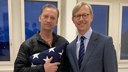 L'ex-militaire américain Michael White (gauche) pose avec un diplomate américain à Zurich (Suisse), le 4 juin 2020, après sa libération par l'Iran. (US STATE DEPARTMENT / AFP)