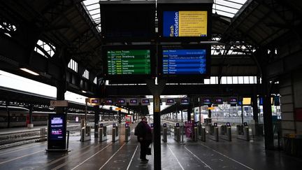 La gare de l'Est à Paris, le 7 mars 2023, jour de grève contre le projet de réforme des retraites du gouvernement. (CHRISTOPHE ARCHAMBAULT / AFP)