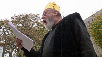 Christian Jéhanin, comédien de la compagnie "Une aile la nuit" dans le rôle du crieur de rue à Dinan (Côtes d'Armor) (France 3 Bretagne)