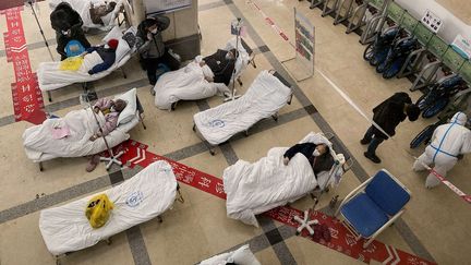 Des patients dans le hall de l'hôpital n°5 de Chongqing (Chine), le 23 décembre 2022. (NOEL CELIS / AFP)