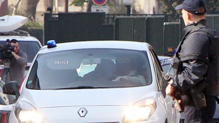 L'arriv&eacute;e&nbsp;&agrave; la&nbsp;Sous-direction&nbsp;antiterroriste&nbsp;du convoi transportant Mohamed Merah et sa compagne, &agrave; Levallois-Perret (92) le 24 mars 2012. (KENZO TRIBOUILLARD / AFP)