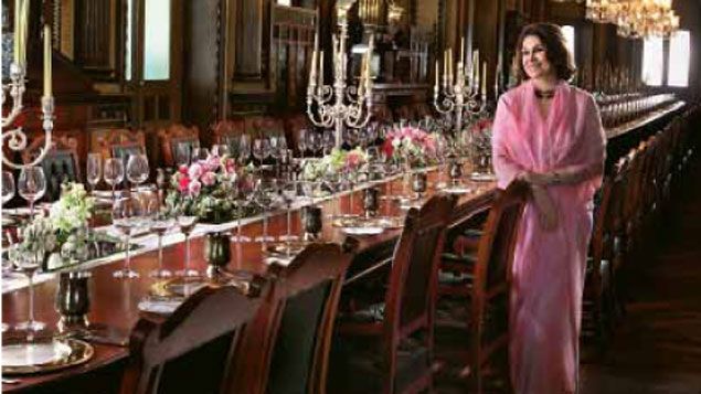 &nbsp; (Princesse Esra Birgin qui s'occupe du palais Falaknuma, hôtel de luxe avec une table pouvant recevoir 101 convives © Géo)