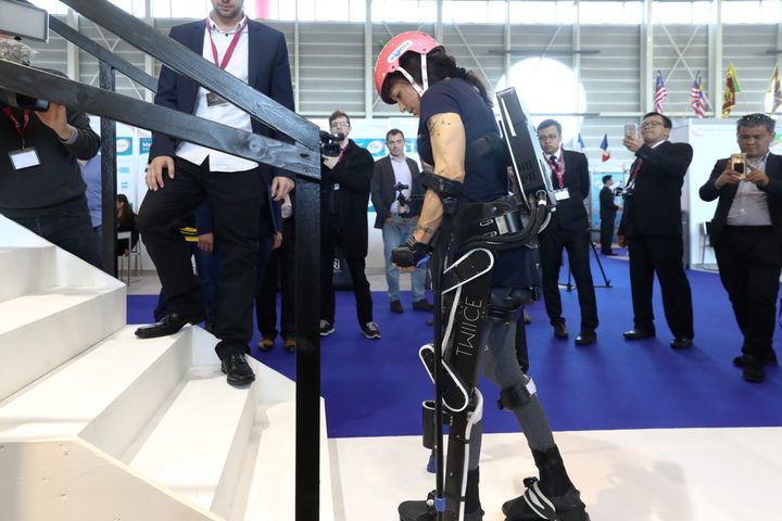 Un exosquelette présenté au salon des inventions à Genève (Suisse), le 29 mars 2017. (MAXPPP)