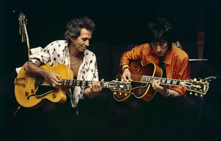 Keith Richards et Ron Wood des Rolling Stones dans les coulisses du Stade de France (Saint-Denis, Paris) en 1998. (CLAUDE GASSIAN)