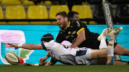 Gela Aprasidze inscrit un essai lors du match face au Stade rochelais, le 29 janvier 2022 pour le compte de la 16e journée de Top 14. (XAVIER LEOTY / AFP)