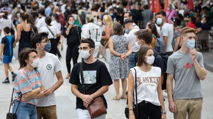 Des passants déambulent sur la rue de la République, à Lyon, le 19 septembre 2020. (SEBASTIEN RIEUSSEC / HANS LUCAS / AFP)