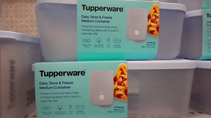 Des produits de la marque Tupperware dans un magasin à Chicago (Illinois), aux Etats-Unis, le 10 avril 2023. (SCOTT OLSON / GETTY IMAGES NORTH AMERICA / AFP)