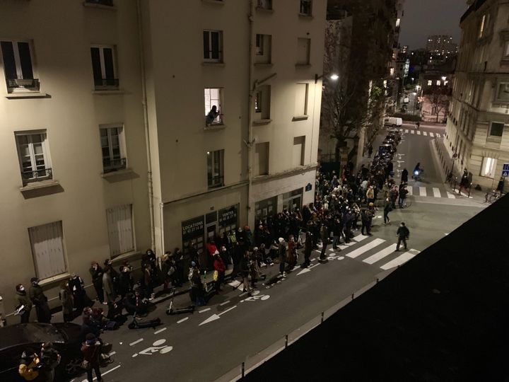 Les spectateurs d'une projection en pleine rue devant le cinéma La Clef, à Paris, vendredi 15 janvier 2015. (MATHILDE VINCENEUX / RADIO FRANCE)