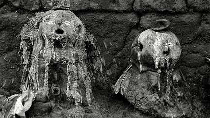 Autels protecteurs en bordure de l’habitation d’un prêtre (Fiata, Togo, 1989).&nbsp; &nbsp; (CATHERINE DE CLIPPEL)