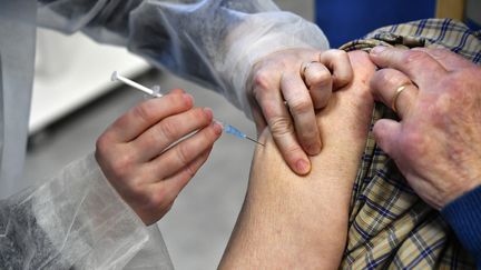 Illustration d'une injection de vaccin contre le Covid-19 à Qimper, mercredi 20 janvier 2020. (FRED TANNEAU / AFP)