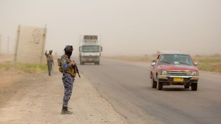 Des policiers traquent des combattants de l'Etat islamique, le 13 octobre 2021, à Kirkouk (Irak). (LAURENT PERPIGNA IBAN / HANS LUCAS / AFP)