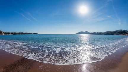 Une plage de la station balnéaire d'Agay, dans le Var, le 29 octobre 2019. (ROBERT PALOMBA / ONLY FRANCE)