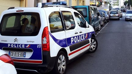 Une voiture de police lors d'une op&eacute;ration antiterroriste du GIPN pr&egrave;s de Cannes, le 6 octobre 2012.&nbsp; (JEAN CHRISTOPHE MAGNENET / AFP)