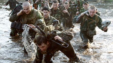 Leur équipement est très lourd. Leur gilet pare-balles pèse pas loin de dix kilos.
 
 (REUTERS/Vasily Fedosenko)