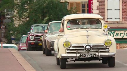 Chaque année, Joigny, dans l'Yonne, reconstitue les bouchons de départ en vacances, avec des véhicules d’époque.&nbsp;Le week-end du 3 et 4 septembre, les curieux étaient au rendez-vous, avec 480 voitures de collection de nouveaux en circulation. (FRANCE 2)