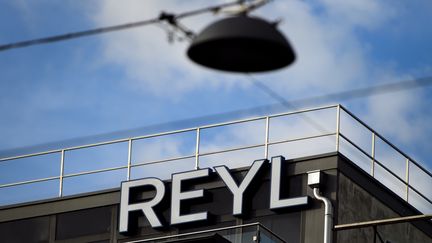 La banque Reyl,&nbsp;&agrave; Gen&egrave;ve,&nbsp;15 juin 2013. Un information judiciaire visant l'&eacute;tablissement a &eacute;t&eacute; ouverte pour "blanchiment de fraude fiscale". (FABRICE COFFRINI / AFP)