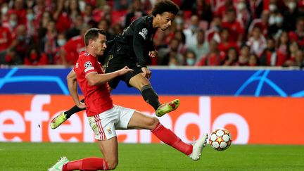 Tacle de Jan Vertonghen face à Leroy Sané entre le Benfica Lisbonne et le Bayern Munich le 20 octobre 2021 au Stade de Luz.&nbsp; (PEDRO FIUZA / AFP)