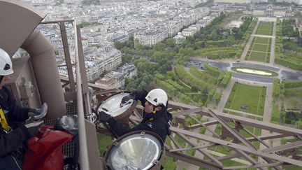 Des techniciens changent les 336 ampoule de la Tour Eiffel
 (Lionel Bonaventure / AFP )