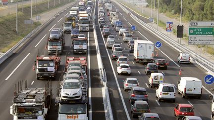 Des automobilistes sur l'autoroute A8 près de Nice (Alpes-Maritimes), le 30 juin 2008. (STEPHANE DANNA / AFP)