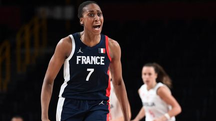 La leader de l'équipe de France, Sandrine Gruda, encore une fois si précieuse en finale pour la médaille de bronze des Jeux olympiques contre la Serbie, le 7 août 2021. (ARIS MESSINIS / AFP)