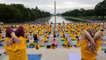 30 septembre 2023. Washington, DC. Des centaines de personnes font du yoga au Lincoln Center lors du Festival culturel mondial, une série d'événements mondiaux organisés par la Fondation Art of Living. (Illustration) (PROBAL RASHID / LIGHTROCKET / GETTY IMAGES)