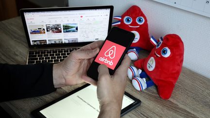 Les plateformes comme Airbnb ne plafonnent pas les prix. (LE PARISIEN / ARNAUD JOURNOIS / MAXPPP)