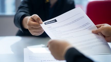 Se reconvertir&nbsp;et se former pendant le chômage partiel et la crise sanitaire. Le plan de relance de l'éxécutif le laisse entendre.&nbsp; (GETTY IMAGES)