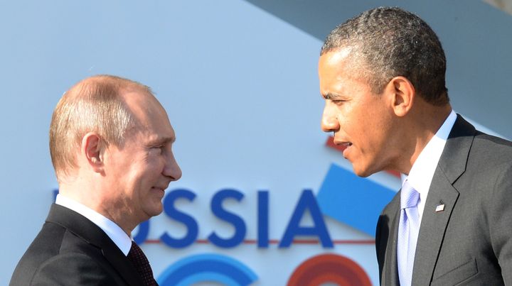 Le pr&eacute;sident russe&nbsp;Vladimir Poutine (&agrave; gauche) et le pr&eacute;sident am&eacute;ricain Barack Obama, &agrave; Saint-P&eacute;tersbourg (Russie), le 5 septembre 2013. (YURI KADOBNOV / AFP)