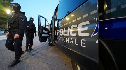 La police lors d'une opération liée au trafic de drogue, à Nîmes (Gard), le 20 novembre 2023. (MIKAEL ANISSET / MIDI LIBRE / MAXPPP)