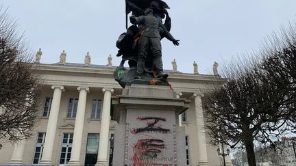 La statue du colonel Georges de Villebois-Mareuil dégradée, place de la Bourse à Nantes.&nbsp; (LEILA MECHAOURI / RADIOFRANCE)