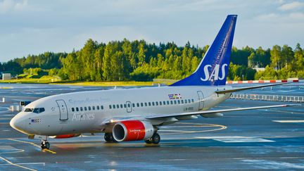 Un avion de la compagnie SAS sur le tarmac de l'aéroport d'Oslo-Gardermoen (Norvège), le 15 août 2016.&nbsp; (ARTUR WIDAK / NURPHOTO / AFP)