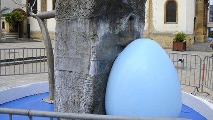 Détail de la sculpture d'Alain Mila, sur laquelle des couches de peinture bleue ont été ajoutées par la mairie (28 juillet 2014)
 (Jean-Christophe Verhaegen / AFP)