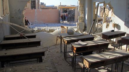 Une salle de classe détruite par une frappe aérienne, dans le village de Hass (Syrie), le 26 octobre 2016. (OMAR HAJ KADOUR / AFP)