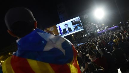 Un indépendantiste catalan devant la conférence de presse du Premier ministre espagnol Mariano Rajoy, dimanche 1er octobre 2017, à Barcelone. (JOSE JORDAN / AFP)