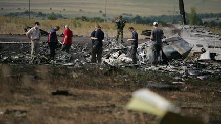 &nbsp; (Des observateurs de l'OSCE inspectent les débris de l'avion de la Malaysia Airlines. © MaxPPP /ALEXANDER ERMOCHENKO)