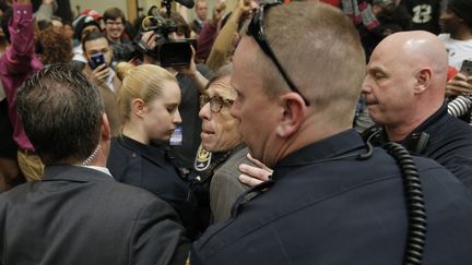 Le photographe du "Times" Christopher Morris est conduit en dehors de la salle de meeting de Donald Trump, le 29 février 2016, à Radford (Virginie). (CHRIS KEANE / REUTERS)